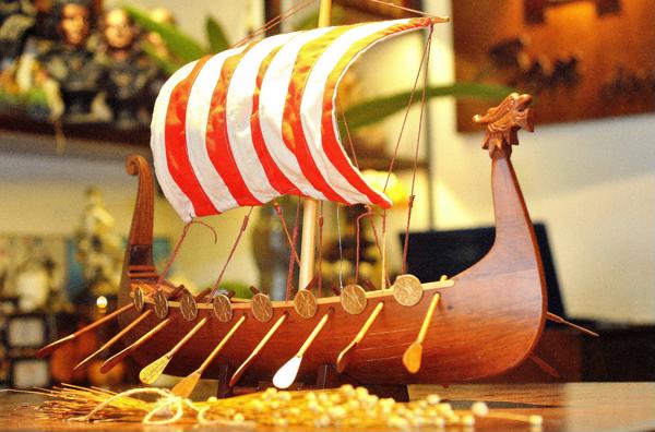 Thuyền buồm Viking